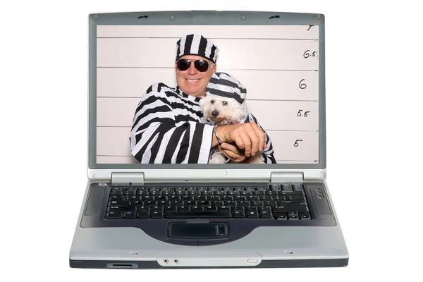 男と彼の犬が刑務所の予約ステーションで逮捕されたラップトップ画面 — ストック写真