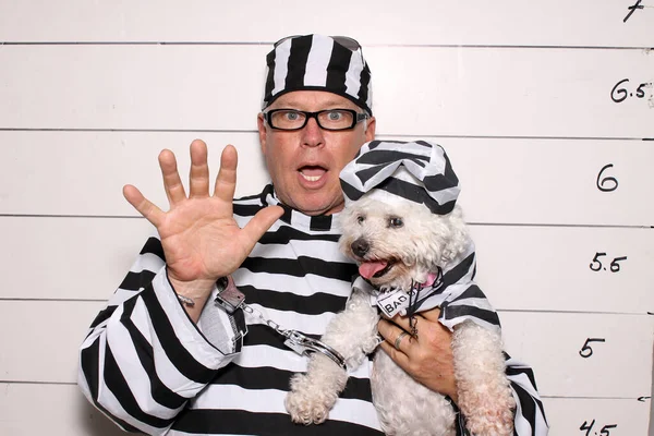 刑務所の予約ステーションで逮捕された男とその犬 — ストック写真
