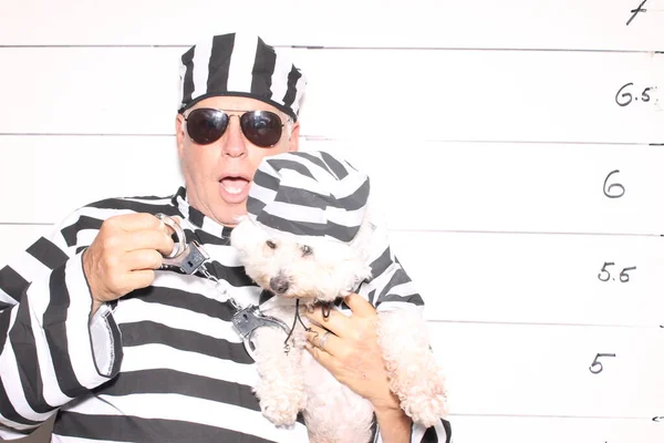 Ein Mann Und Sein Hund Bei Der Buchungsstation Gefängnis Festgenommen — Stockfoto