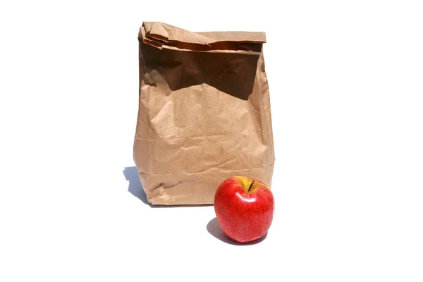 Kahverengi Yemek Çantası Kırmızı Elma Beyaz Arka Planda Izole Edilmiş — Stok fotoğraf