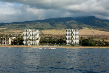 Maui, Hawaii - ABD - 21 Şubat 2010: Kaanapali Plajı, Hawaii. Ka 'anapali Beach Hawaii' deki balina avcısı. Kaanapali Plajı 'ndaki balina avcısı tatil için kiralanabilir. Maui, Hawaii.
