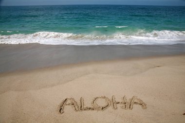 Hawaii 'de kumsalda ALOHA kelimesi yazılıydı..
