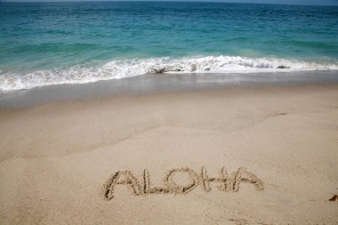 Hawaii 'de kumsalda ALOHA kelimesi yazılıydı..