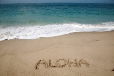 Hawaii 'de kumsalda ALOHA kelimesi yazılıydı..