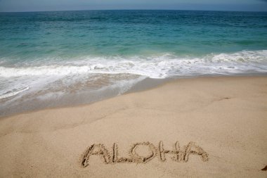 Hawaii 'de kumsalda ALOHA kelimesi yazılıydı..