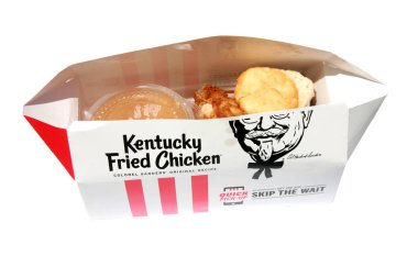 Lake Forest, CA, ABD - 30 Haziran 2020: Kentucky Fried Chicken, kızarmış tavuk, lahana salatası ve tereyağlı bisküvi ile yemek. Beyazda izole edilmiş.