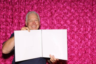 Beyaz boş çerçeveli gülümseyen adam.