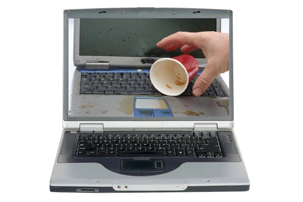 膝上型计算机 带有显示另一膝上型计算机液体损坏的视频 — 图库照片