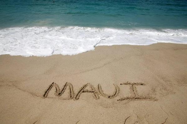 Nazwa Maui Napisana Piasku Plaży Tle Oceanu Spokojnego — Zdjęcie stockowe