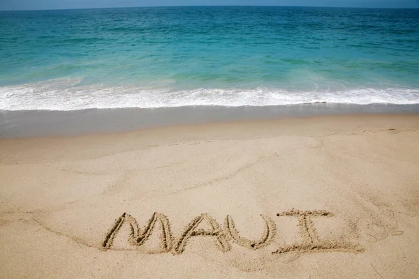 Der Name Maui Sand Geschrieben Strand Mit Dem Hintergrund Des — Stockfoto