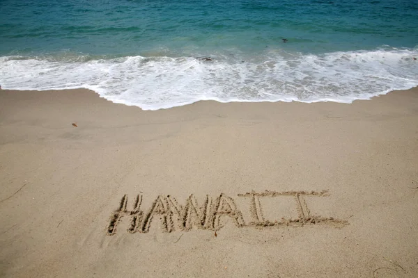 ハワイのビーチで砂に書かれたHawaiiという名前 — ストック写真