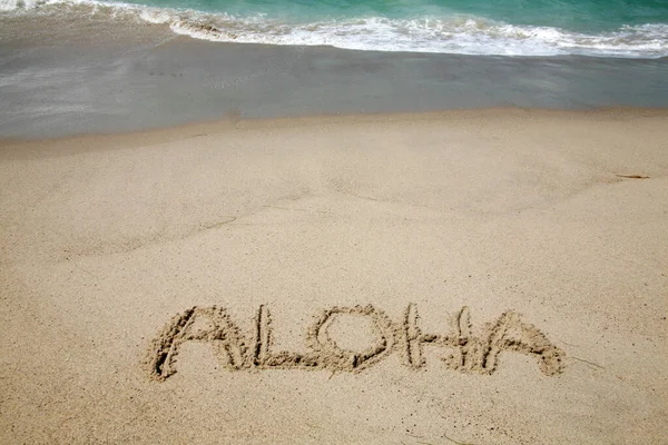 Het Woord Aloha Geschreven Het Zand Het Strand Hawaii — Stockfoto