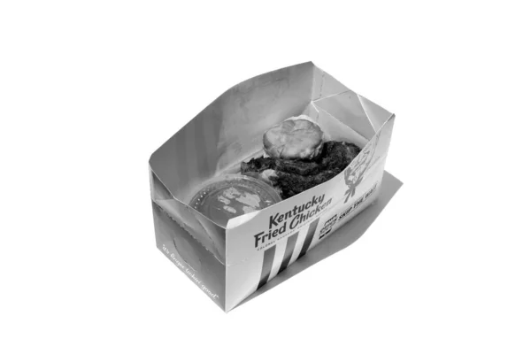 カリフォルニア州レイクフォレスト 2020年6月30日 ケンタッキーフライドチキン コレスロー バターミルクビスケットで食事をする 白に隔離される — ストック写真