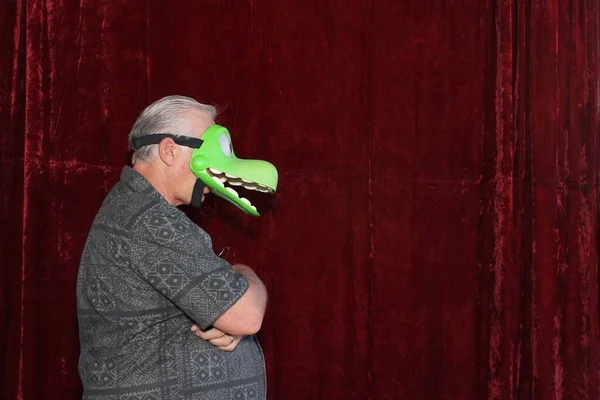 Man Crocodile Mask Posing His Picture Taken While Photo Booth — Stock Photo, Image