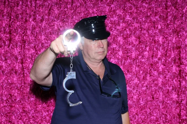 Vážný Muž Policejním Klobouku Ukazuje Pouta Když Pózuje Pro Svou — Stock fotografie