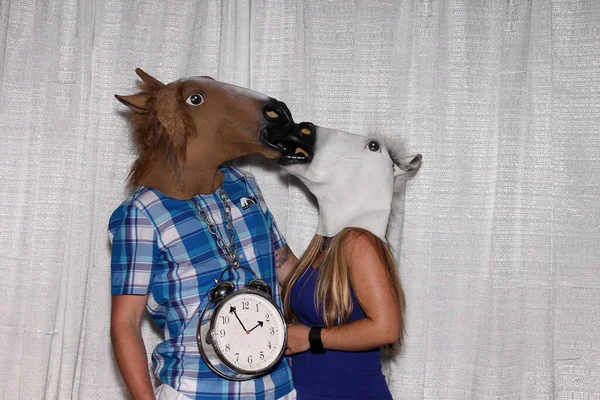 Onidentificeerbare Mensen Dragen Paardenhoofd Maskers Poseren Spelen Terwijl Hun Foto — Stockfoto