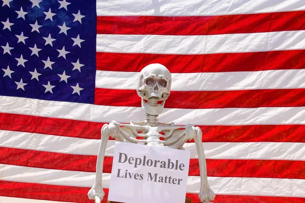 Human Skeleton Κρατώντας Deblorable Ζωές Ύλη Υπογράψει Ένα Φωτογραφικό Θάλαμο — Φωτογραφία Αρχείου