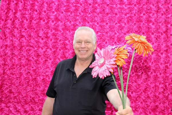 Senior Man Poseert Fotohokje Met Bloemen — Stockfoto