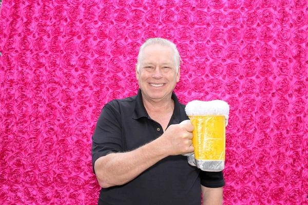 Uomo Sorride Mentre Gode Una Tazza Gigante Birra Mentre Fotografare — Foto Stock