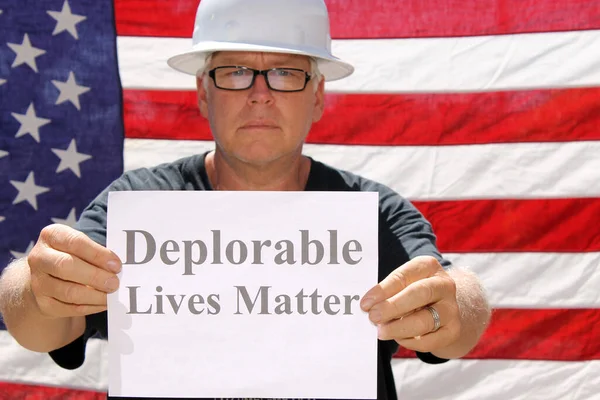 Homem Posa Frente Uma Bandeira Americana Com Sinal Deplorable Lives — Fotografia de Stock