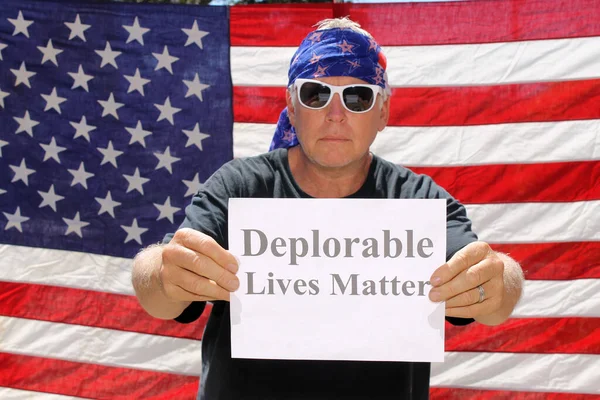 Man Poses Front American Flag Deplorable Lives Matter Sign — Stock Photo, Image