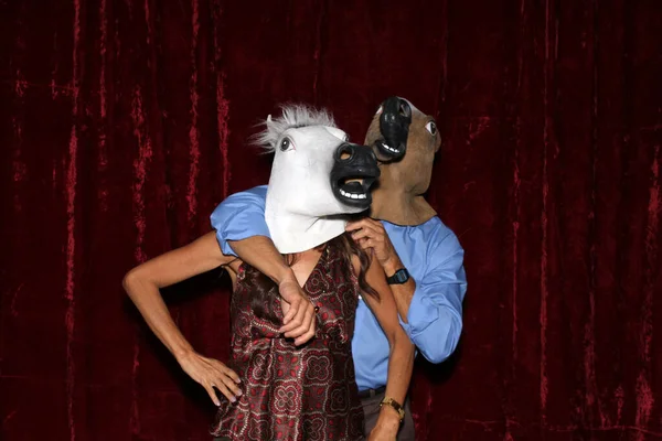 Pessoas Não Identificáveis Usam Máscaras Cabeça Cavalo Posam Brincam Enquanto — Fotografia de Stock