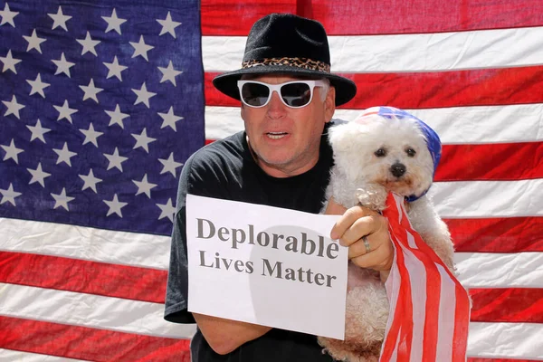 Deplorable Lives Matter Photo Booth Man Smiles Holds His Happy — Stock Photo, Image