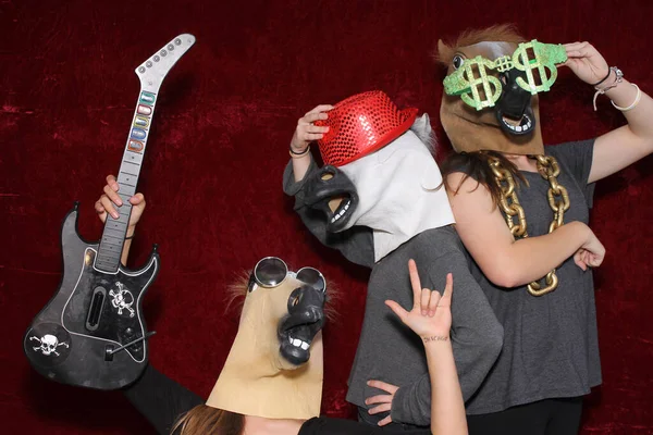 Onidentificeerbare Mensen Dragen Paardenhoofd Maskers Poseren Spelen Terwijl Hun Foto — Stockfoto