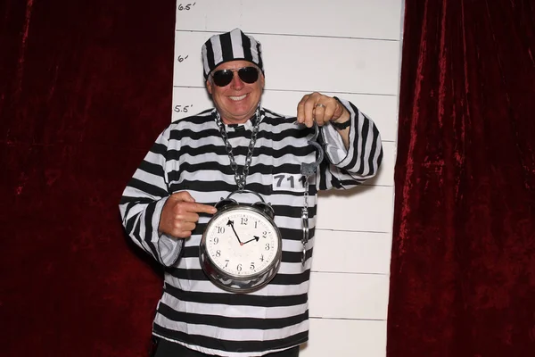Ein Mann Trägt Eine Uniform Mit Gefängnisstreifen Vor Einer Mugshot — Stockfoto
