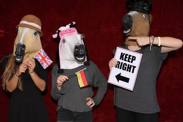 Nicht Identifizierbare Menschen Tragen Pferdekopfmasken Und Posieren Und Spielen Während — Stockfoto