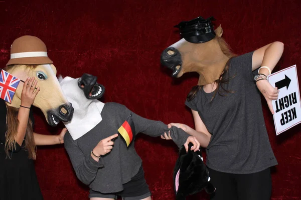 Neidentifikovatelní Lidé Nosí Masky Koňskou Hlavou Pózují Hrají Zatímco Jsou — Stock fotografie