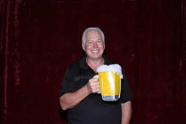 Hombre Sonríe Mientras Disfruta Una Taza Gigante Cerveza Mientras Toma —  Fotos de Stock
