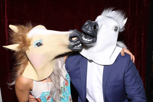 Neidentifikovatelní Lidé Nosí Masky Koňskou Hlavou Pózují Hrají Zatímco Jsou — Stock fotografie