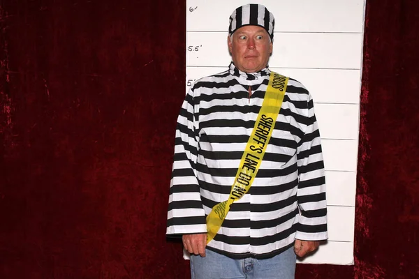 Fotokabine Ein Mann Trägt Eine Uniform Mit Gefängnisstreifen Vor Einem — Stockfoto