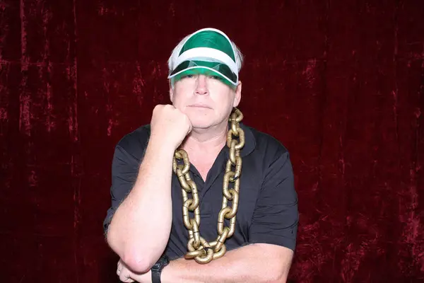 Handsome Middle Aged Man Posing Green Cap Big Golden Chain — Stock Photo, Image