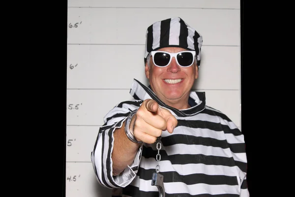 Fotokabine Ein Mann Trägt Eine Uniform Mit Gefängnisstreifen Vor Einem — Stockfoto