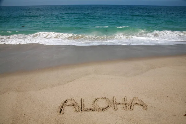 Słowo Aloha Napisane Piasku Plaży Hawajach — Zdjęcie stockowe