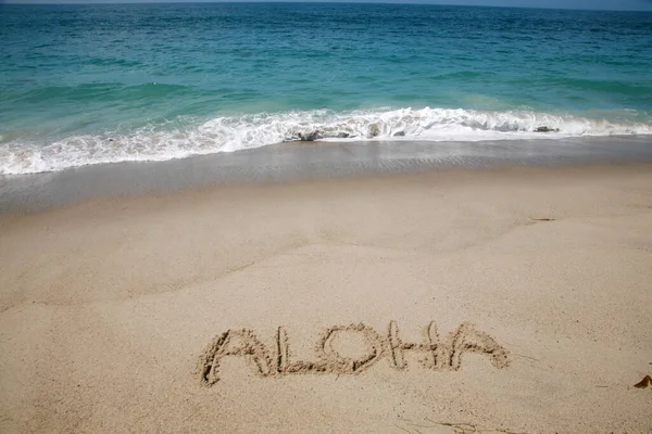Słowo Aloha Napisane Piasku Plaży Hawajach — Zdjęcie stockowe