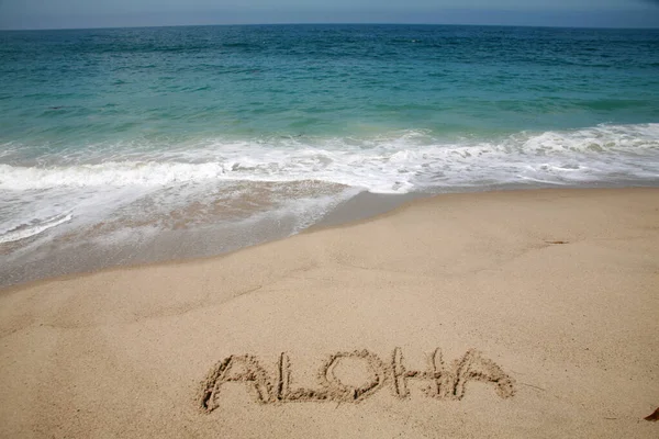 ハワイのビーチの砂に書かれたAlohaという言葉 — ストック写真