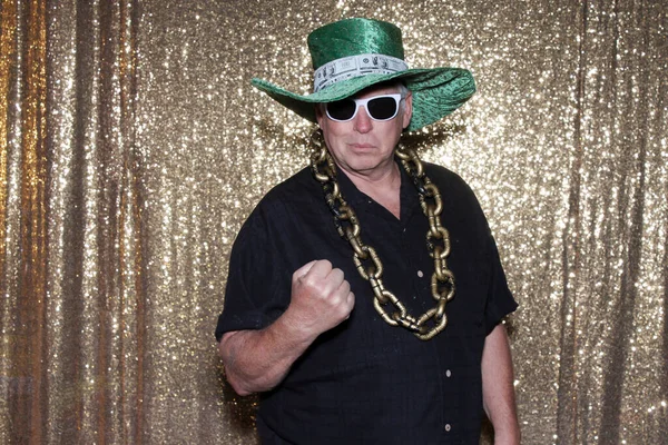 Büyük Altın Zincirli Yeşil Şapkalı Bir Adam Fotoğraf Kabininde Poz — Stok fotoğraf