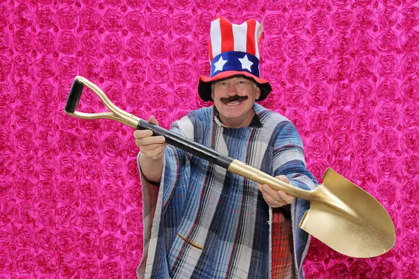 Amerikan Bayrak Şapkası Meksika Serapesi Giyen Bir Adam Elinde Altın — Stok fotoğraf
