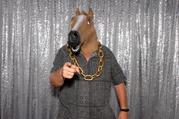 Homem Usando Uma Máscara Cabeça Cavalo Borracha Posa Enquanto Ele — Fotografia de Stock