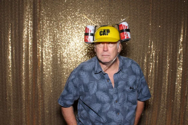 Чоловік Носить Beer Hat Маючи Свої Фотографії Зроблені Вечірці Пивні — стокове фото