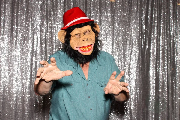 Man Monkey Mask Does Silly Poses While Having His Picture — Stock Photo, Image