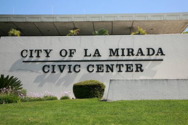 La Mirada, California - ABD - 13 Eylül 2023: La Mirada Şehir Merkezi. La Mirada Faaliyet Merkezi. Şehir Merkezi Plazası. La Mirada şehri 23 Mart 1960 tarihinde kurulmuştur. Şehir Merkezi.