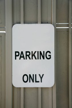 Sadece Polis Otoparkı. Park tabelası. Park yeri tabelası. Mesaj için yer var. Polis park levhası. Halka açık değil Sadece polis imzası. Sadece polis arabaları. Özel Arazi Bilgi. Kısıtlı. Girmeyin. Özel.