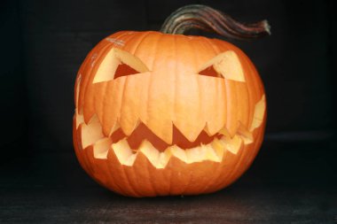 Cadılar Bayramı. Cadılar Bayramı Balkabağı. Ürkütücü bir Jack O Lantern. Cadılar Bayramı oymalı balkabağı. Tatil Spesiyali. Eğlence zamanı. Şeytani Eğlence. Komik Cadılar Bayramı. Komik balkabağım. Perili sezon. Balkabağı oyma yarışması. Boo!.