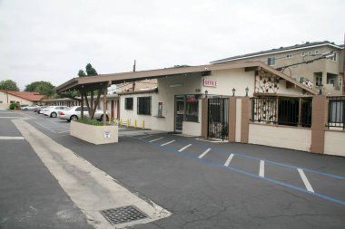 Stanton, California - ABD - 17-2023: Starlite Motel. Knott 'un Böğürtlen Çiftliği yakınlarında bir motel. Ortaçağ 'a yakın. Starlite Motel müşterileri ücretsiz Wi-Fi ve Ücretsiz Park 'a bağlanabilir.