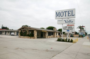 Stanton, California - ABD - 17-2023: Stanton Villa Motel. Haftalık Kiralama, Gecelik Kiralama, Uzatılmış Konaklama, HBO, Ücretsiz Kablosuz İnternet. Motel Stanton Villası. Stanton, California 'daki eski otel tabelası..