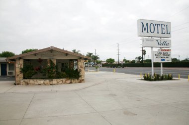 Stanton, California - ABD - 17-2023: Stanton Villa Motel. Haftalık Kiralama, Gecelik Kiralama, Uzatılmış Konaklama, HBO, Ücretsiz Kablosuz İnternet. Motel Stanton Villası. Stanton, California 'daki eski otel tabelası..